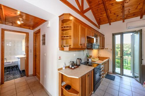 卡德哈米利Alex Stone house的厨房配有木制橱柜和台面