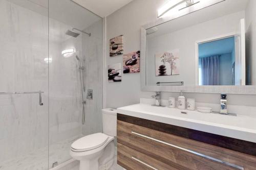 沃恩Cozy 3 bedroom townhouse near Canada's Wonderland!的浴室配有卫生间、盥洗盆和淋浴。