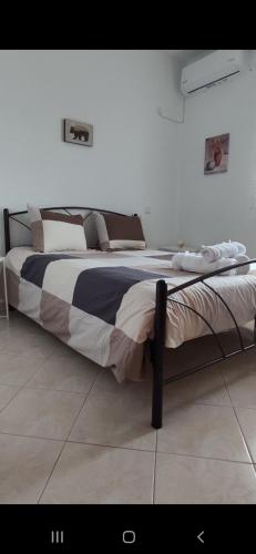 卡兰巴卡Panos Luxury Suites的一张大床,位于