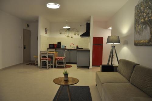 尼普顿Coral ONIX的客厅配有沙发和桌子