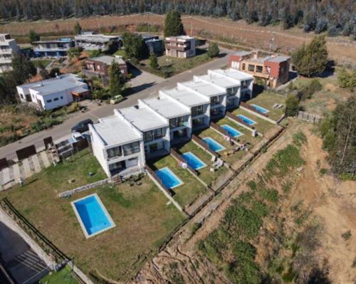 托梅Casa en Pingueral 4的享有带游泳池的房屋的空中景致