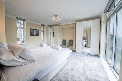 伯恩茅斯The Manor - Large Luxury home in Bournemouth - Sleeps 12+的大型卧室设有大床和大窗户