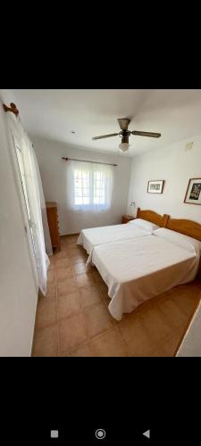 苏昂博Bonito apartamento con terrazas y aparcamiento.的卧室设有一张白色大床和一扇窗户。