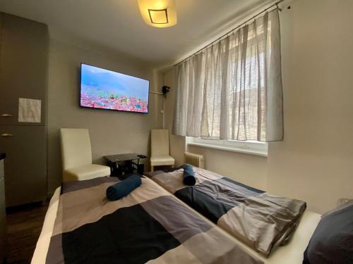 波普拉德24 hour-Self Check-in Apartment Námestie Svätého Egídia的一间卧室配有一张床和一台平面电视
