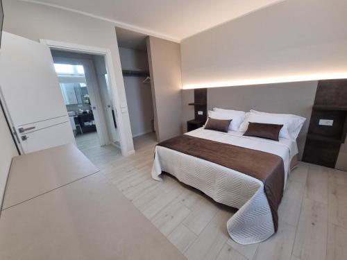 维罗纳Agriturismo Dell'Orto Apartments的一间卧室,卧室内配有一张大床
