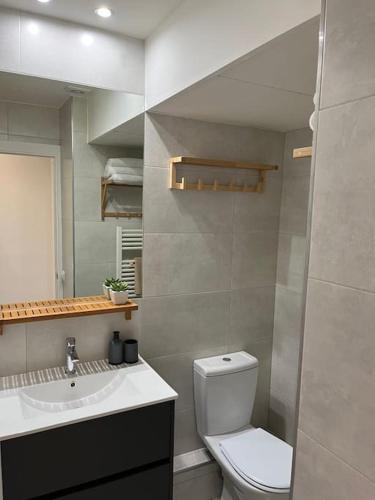 帕斯底拉卡萨Envalira Vacances - Etoile duplex ideal familia con vista a pistas的浴室配有白色卫生间和盥洗盆。