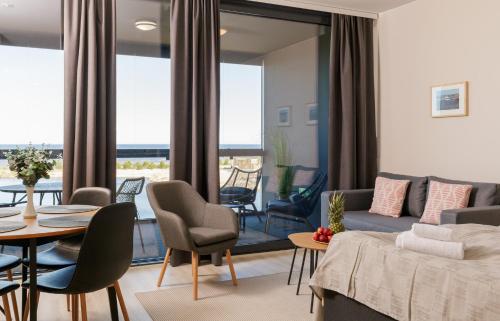 Marina Chalets Kalajoki by Hiekka Booking - sisältää liinavaatteet ja loppusiivouksen的休息区