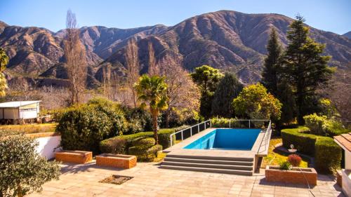 MirandaCasa Miranda的一座位于花园内的游泳池,花园内以群山为背景