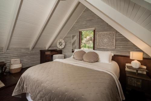 哈内茨堡Viewpoint - Cabin 1的阁楼上的卧室配有一张大床
