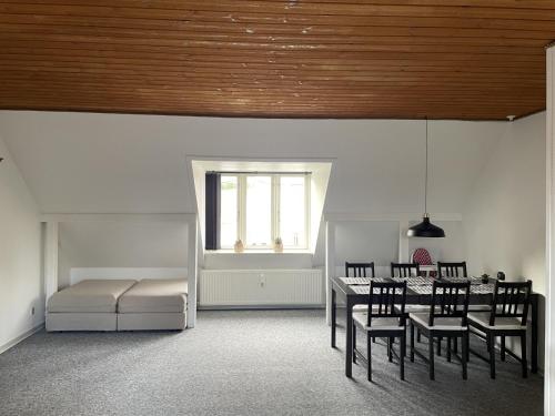 吉弗Lejlighed i Give midtby的一间带桌椅和沙发的用餐室