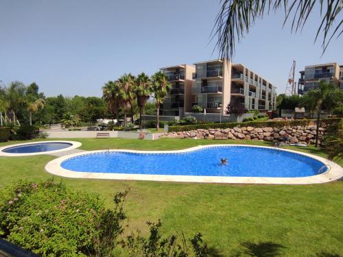 萨洛Paradise Village Port Aventura的一座大建筑前的游泳池