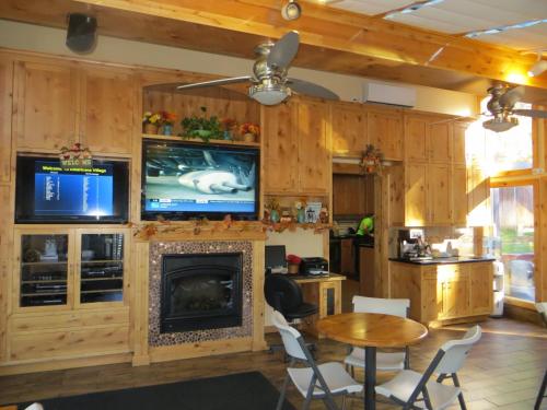 南太浩湖美洲村酒店的客厅设有壁炉和电视。