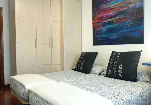 维多利亚-加斯特伊兹Wellington的卧室配有一张床,墙上挂有绘画作品