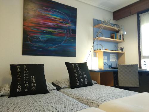 维多利亚-加斯特伊兹Wellington的卧室配有一张床,墙上挂有绘画作品