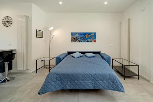巴勒莫AL BAYDA的一间卧室配有蓝色的床和两张边桌