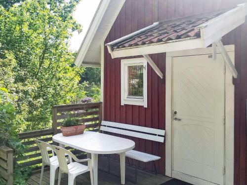 Floda5 person holiday home in FLODA的庭院设有白色桌子和白色门。