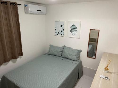 巴纳内拉斯Chalé Serra Nevada - Bananeiras的一间小卧室,配有一张床和镜子