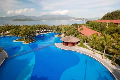 芽庄Vinpearl Luxury Nha Trang的享有度假村游泳池的空中景致