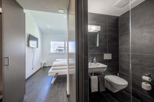 布里恩茨Moto-Center BeO AG (Bike & Bed)的浴室配有白色卫生间和盥洗盆。