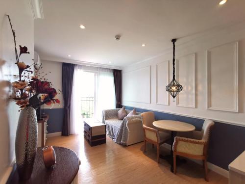 纳仲天C24 Seven Seas Cote DAzur Luxury Private的客厅配有沙发和桌子