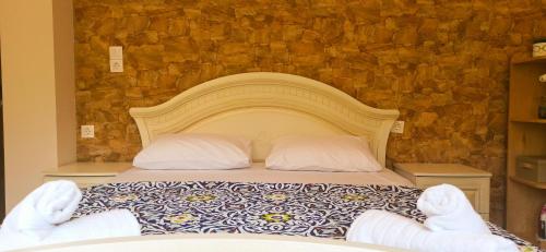 卡斯特拉基翁OIKIA KASTRAKI的一间卧室配有一张石墙床