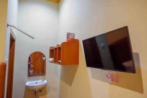 RedDoorz near Rumah Sakit Ortopedi Dr Soeharso的一间浴室