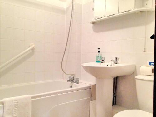 MusburyRose Cottage的白色的浴室设有水槽和卫生间。