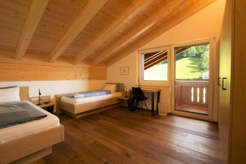 菲根Mountain Penthouse Top 8 & 9的一间卧室配有一张床、一张书桌和一个窗户。