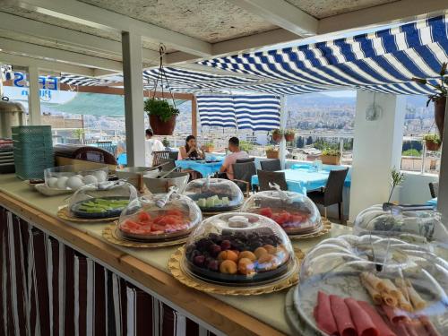 库萨达斯Ephesian Hotel & Guesthouse的自助餐,餐桌上摆满了食物