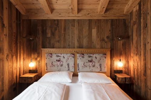 佩特诺伊阿尔贝格ArlBerglife Ferienresort的一间卧室设有两张床和木墙
