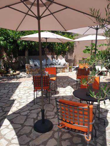 奈德里Athina résidence的庭院内桌椅和遮阳伞