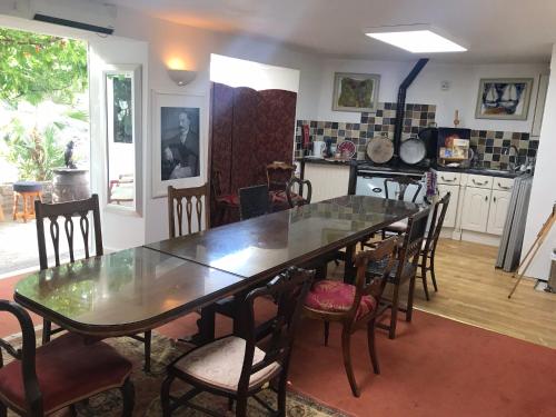 韦斯特贝The Durbeyfield Guest House的厨房里配有餐桌和椅子