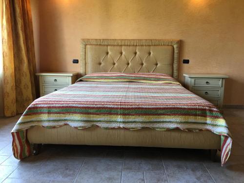 圣维托诺曼Borgo dei Normanni的一张带彩色毯子和2晚台的床