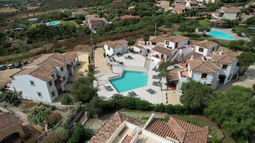 圣特奥多罗Residence Chiaro di Luna的享有带游泳池的房屋的空中景致