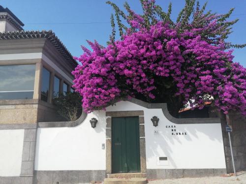 LandimCasa de São Braz的建筑一侧的一束紫色花