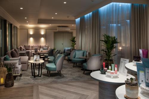 布里斯托阿兹特克酒店及Spa的一个带桌椅的沙龙和一个候客室