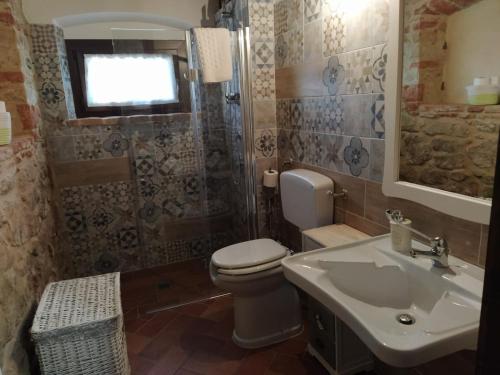 特拉西梅诺湖畔托罗Agriturismo L'Accolta的一间带卫生间和水槽的浴室