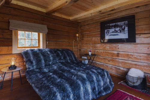 斯彻达尔Stokke Gård Burglamping的小木屋内一间卧室,配有一张床