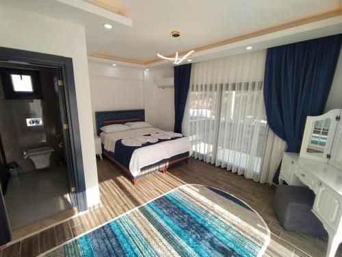 戈西克Villa KayaHan Göcek的一间卧室设有床、窗户和地毯。