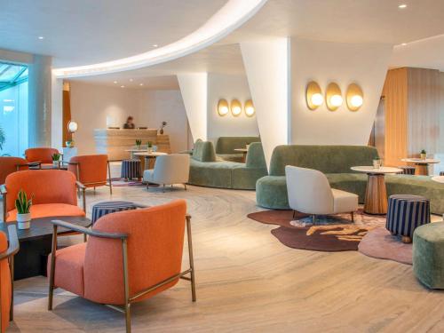 索非亚Maison Sofia - MGallery的大堂配有沙发、椅子和桌子