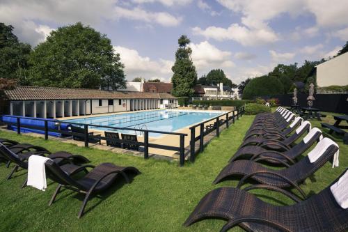 多尔金伯福德桥博克斯希尔美居酒店的一个带椅子和一排的游泳池