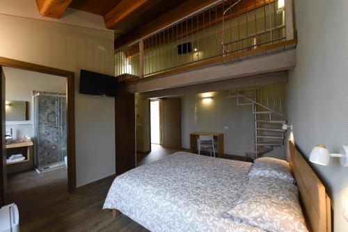 诺尔恰Casale dei Briganti的一间卧室设有双层床和楼梯。