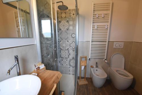 诺尔恰Casale dei Briganti的带淋浴、卫生间和盥洗盆的浴室