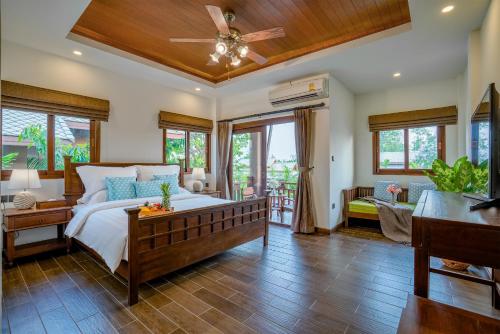 清迈Lanna Art Deer Resort Chiang Mai的一间卧室配有一张床和吊扇