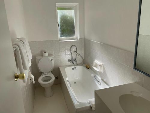 MoorreesburgSamoa Hotel的白色的浴室设有卫生间和水槽。
