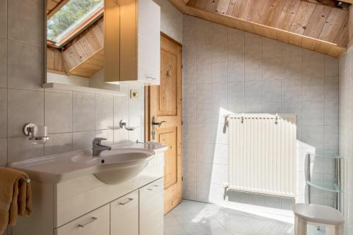 科尔皮缇亚Gamperhof Apartment Latemar的一间带水槽和淋浴的浴室
