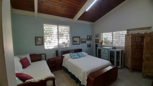 金斯敦奈塔鸟巢住宿加早餐旅馆的一间卧室设有两张床和两个窗户。