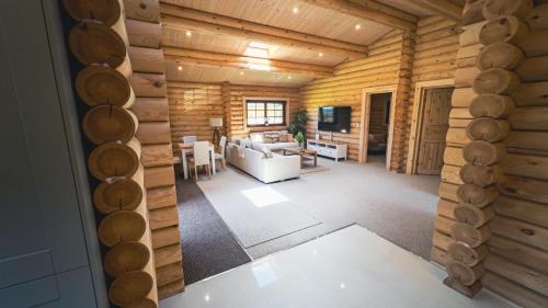 Aspen Lodge, Amazing New Log Cabin with Hot Tub - Sleeps 6 - Felmoor Park客房内的一张或多张床位