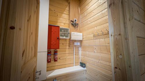 莫珀斯Sundance Lodge, Fantastic New Cabin with Hot Tub - Sleeps 6 - Largest In Felmoor Park的一间带木墙和门的浴室