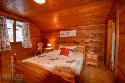 GlisCosy Chalet in Brig-Glis的小木屋内一间卧室,配有一张床